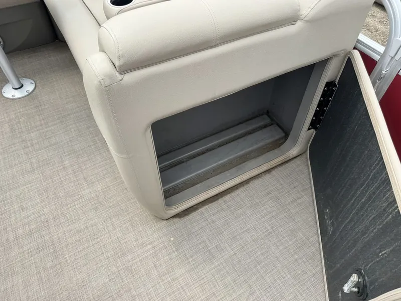 Slide: The Image of Sun Tracker Party Barge 20 DLX 2023 - 27