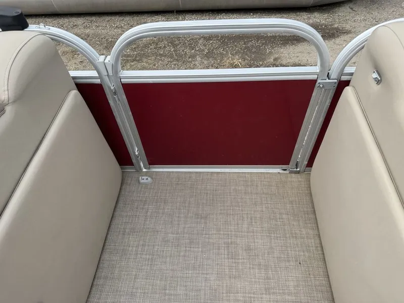 Slide: The Image of Sun Tracker Party Barge 20 DLX 2023 - 28