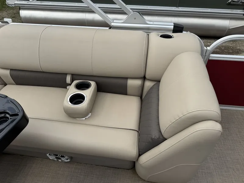 Slide: The Image of Sun Tracker Party Barge 20 DLX 2023 - 31