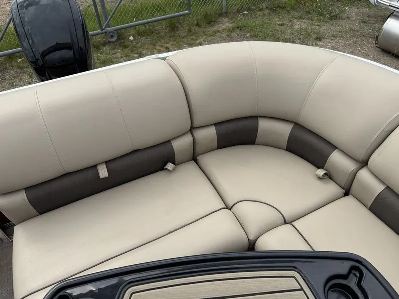 Slide: The Image of Sun Tracker Party Barge 20 DLX 2023 - 33