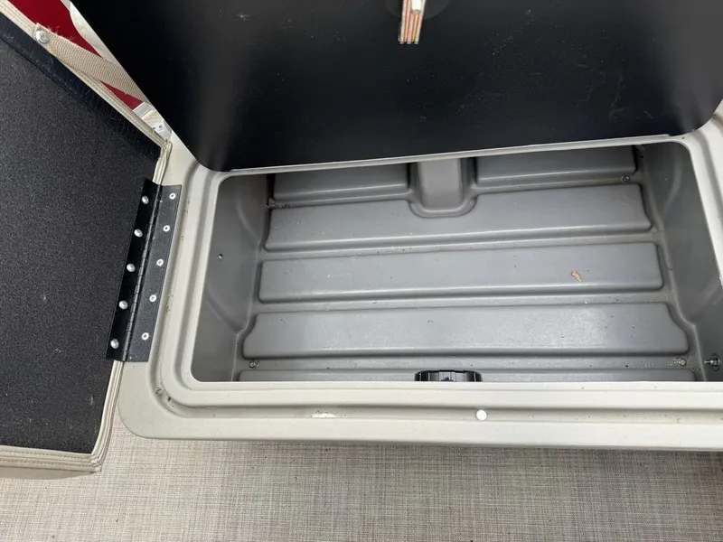 Slide: The Image of Sun Tracker Party Barge 20 DLX 2023 - 36