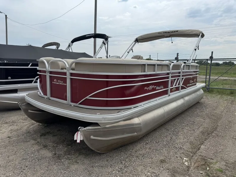 Slide: The Image of Sun Tracker Party Barge 20 DLX 2023 - 38