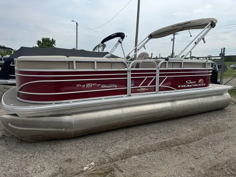 Slide: The Image of Sun Tracker Party Barge 20 DLX 2023 - 39