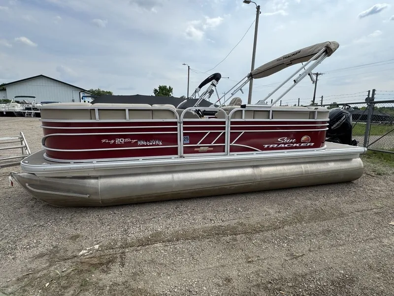 Slide: The Image of Sun Tracker Party Barge 20 DLX 2023 - 4