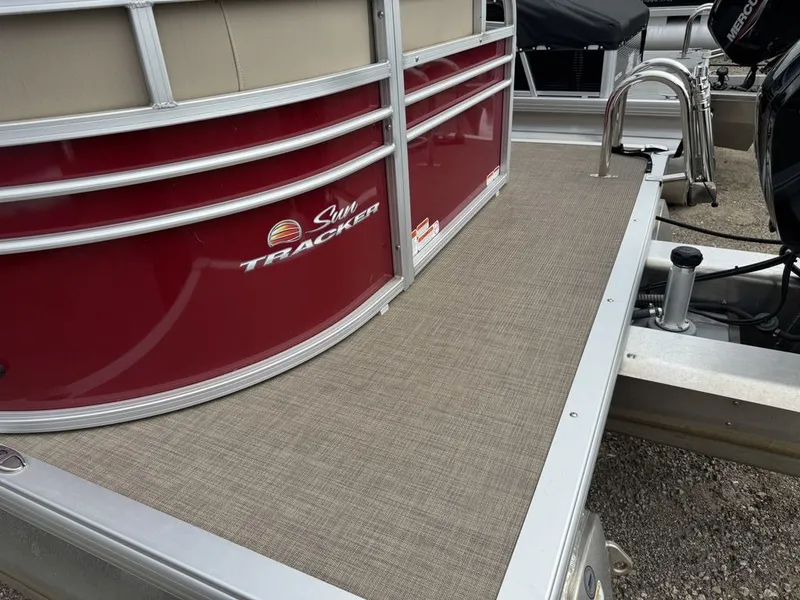 Slide: The Image of Sun Tracker Party Barge 20 DLX 2023 - 8