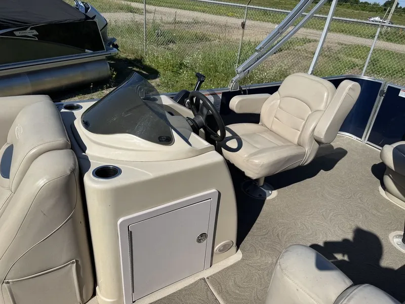 Slide: The Image of Sylvan 820 Cruise Pontoon 2016 - 16