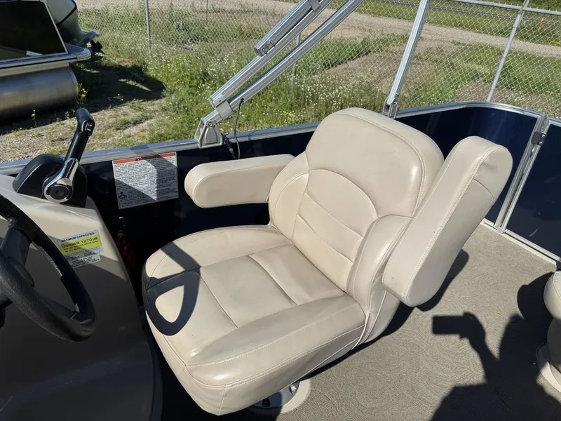 Slide: The Image of Sylvan 820 Cruise Pontoon 2016 - 17