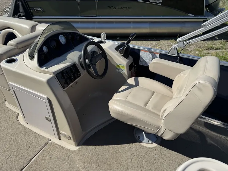 Slide: The Image of Sylvan 820 Cruise Pontoon 2016 - 25