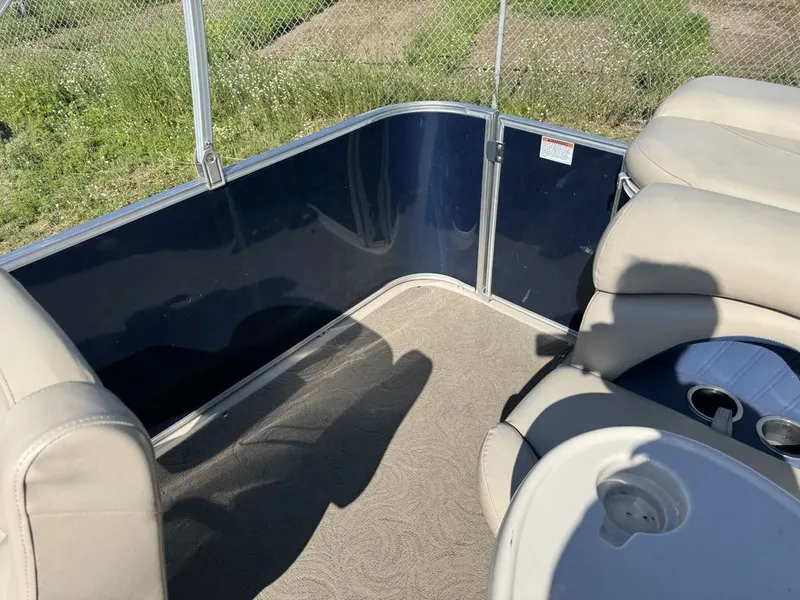 Slide: The Image of Sylvan 820 Cruise Pontoon 2016 - 9