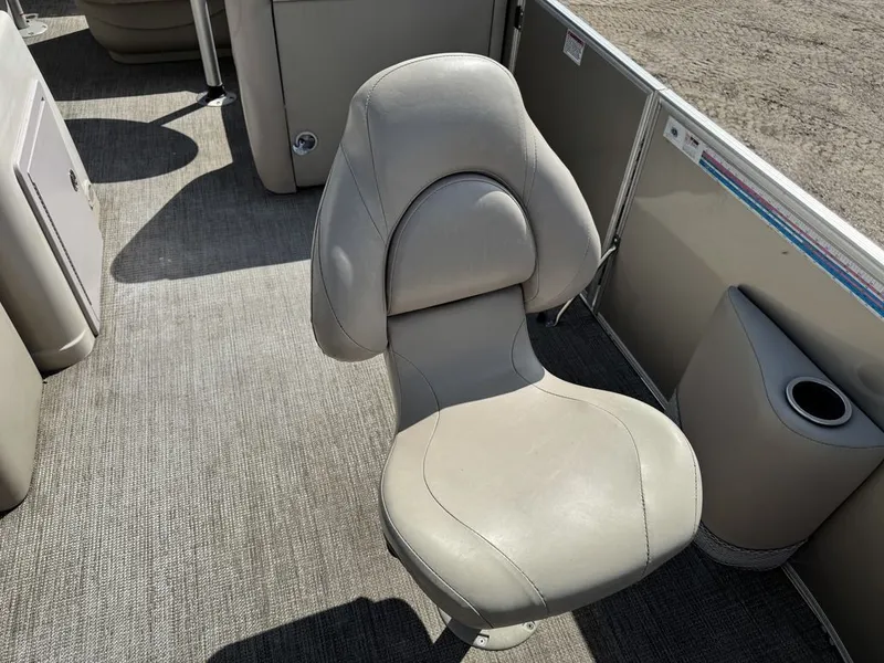 Slide: The Image of Sylvan 820 4-PT Pontoon 2016 - 13