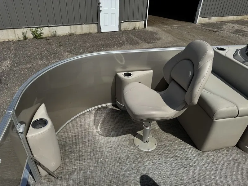 Slide: The Image of Sylvan 820 4-PT Pontoon 2016 - 16