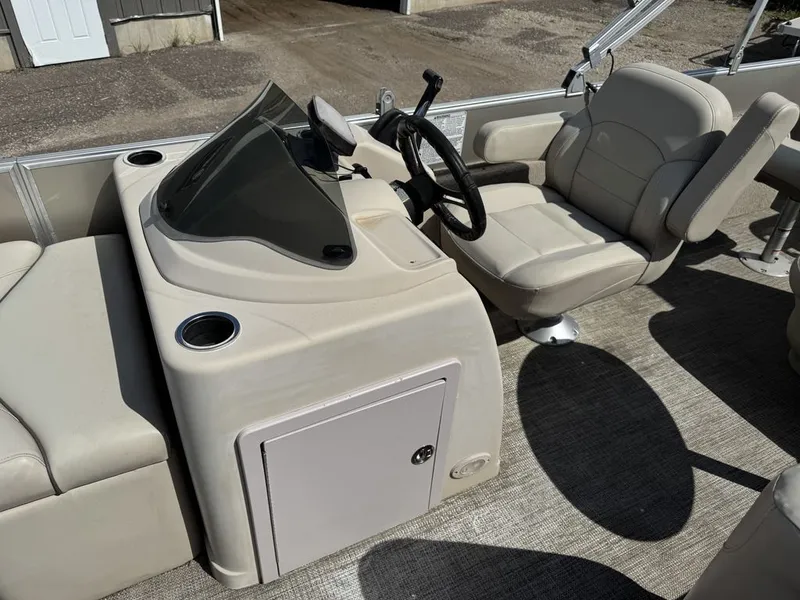 Slide: The Image of Sylvan 820 4-PT Pontoon 2016 - 21