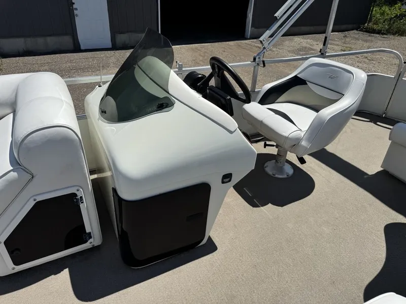 Slide: The Image of Weeres 220 Sun Deck SE Pontoon 2003 - 17