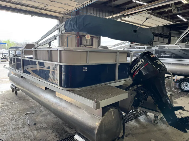 Slide: The Image of Weeres Cadet 200 2012 - 38