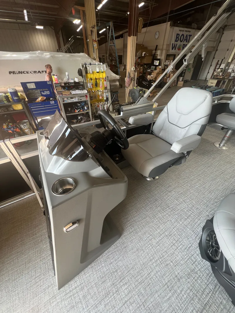 Slide: The Image of Tahoe Sport 2385 Rear Fish & Honda 4-Stroke EFI 2026 - 7