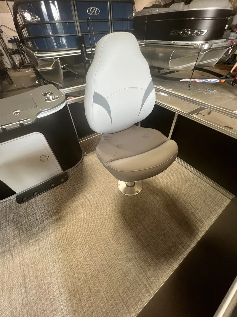 Slide: The Image of Tahoe Sport 2385 Rear Fish & Honda 4-Stroke EFI 2026 - 9