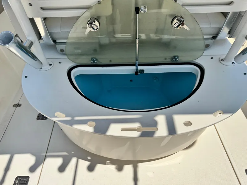 Slide: The Image of 2010 Pursuit C 280 Center Console livewell with open lid and rod holders. - 8