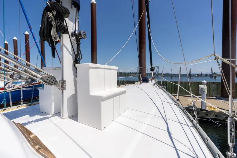 Slide: The Image of 1978 Cascade High Side sailboat deck with ropes and clear blue sky. - 46