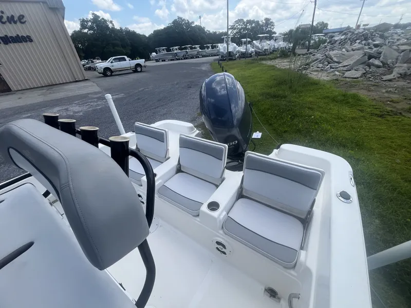 Slide: The Image of NauticStar 231 Hybrid 2021 - 13