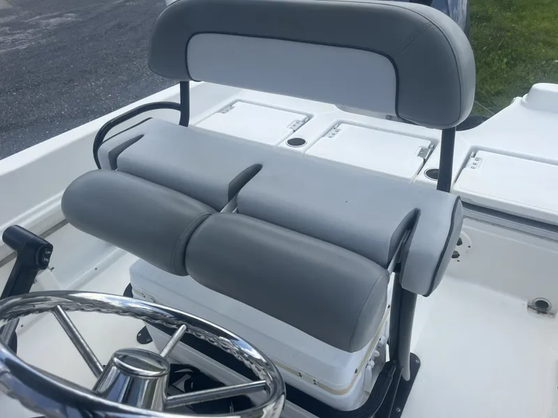 Slide: The Image of NauticStar 231 Hybrid 2021 - 5