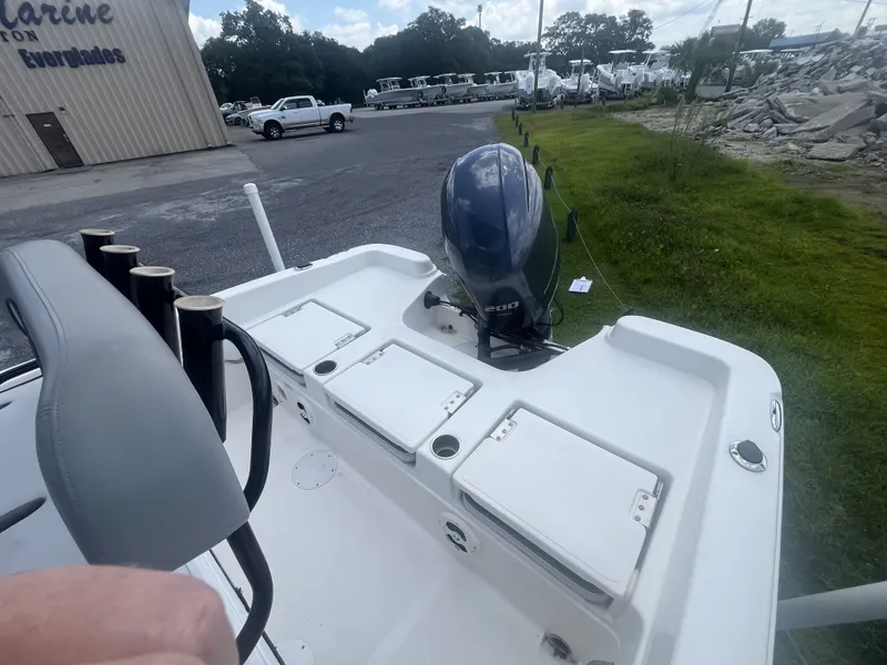 Slide: The Image of NauticStar 231 Hybrid 2021 - 6