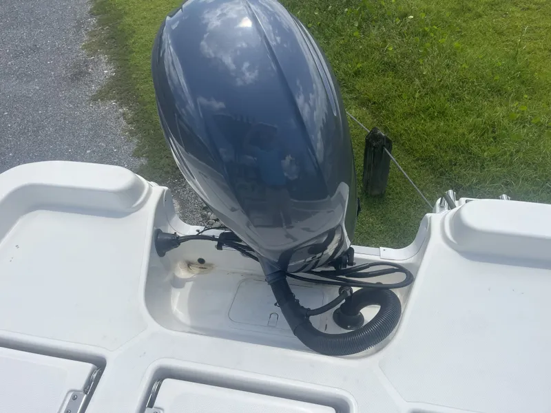 Slide: The Image of NauticStar 231 Hybrid 2021 - 7