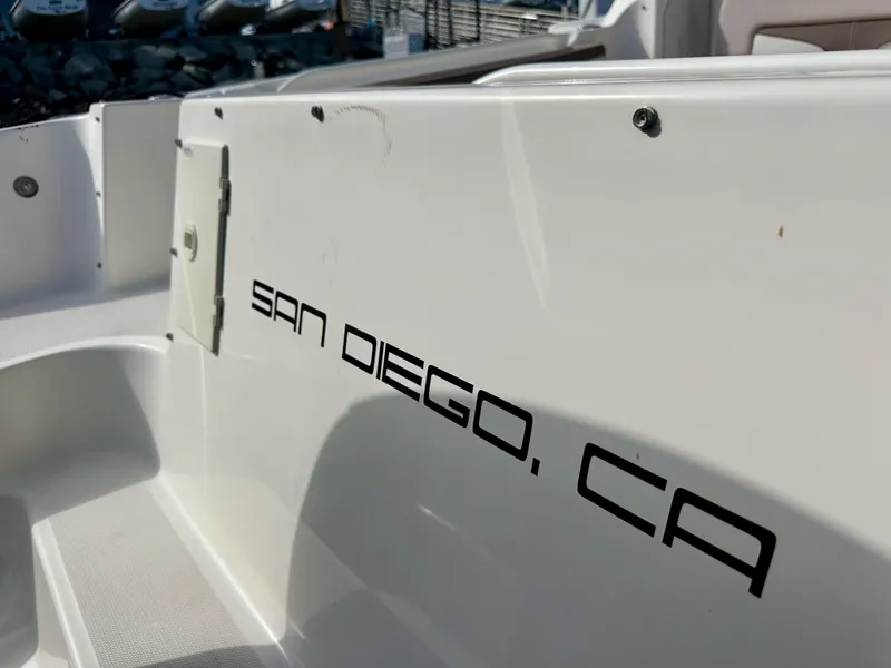Slide: The Image of 2018 Wellcraft 290 Coastal boat with "San Diego, CA" text on the side. - 10