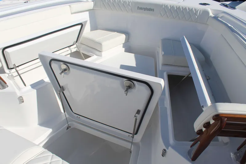 Slide: The Image of Everglades 395 Center Console 2026 - 8
