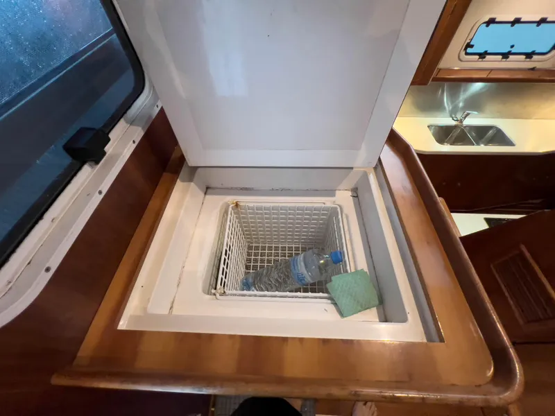 Slide: The Image of Built-in cooler on Antares PDQ 44 yacht, 2005 model, with water bottle and sponge inside. - 45