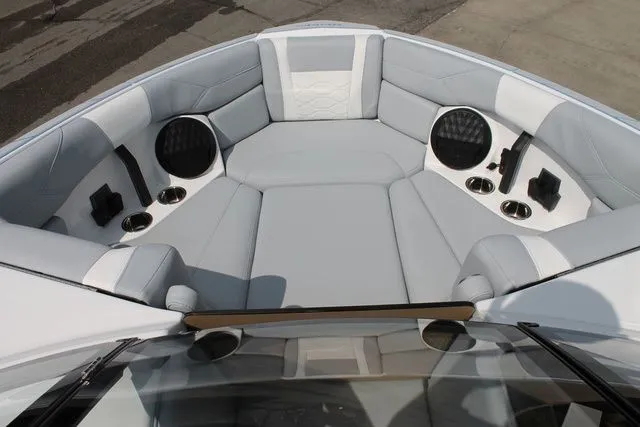 Slide: The Image of Malibu Wakesetter 23 LSV 2026 - 5