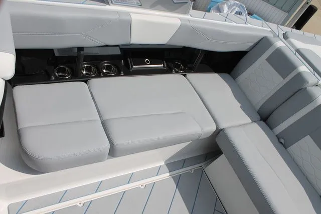 Slide: The Image of Malibu Wakesetter 23 LSV 2026 - 7