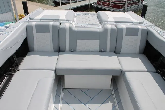 Slide: The Image of Malibu Wakesetter 23 LSV 2026 - 8