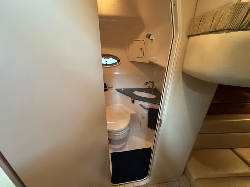 Slide: The Image of Sea Ray 420 Sundancer 2003 - 76