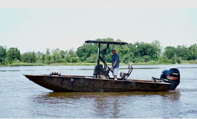 Slide: The Image of 2023 G3 Bay 20 GX boat on a river with a Yamaha engine. - 3