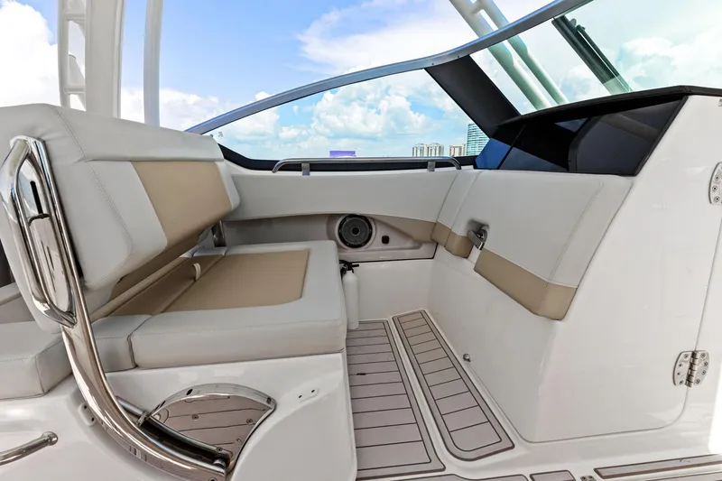 Slide: The Image of 2023 Boston Whaler 240 Vantage - Seating - 15