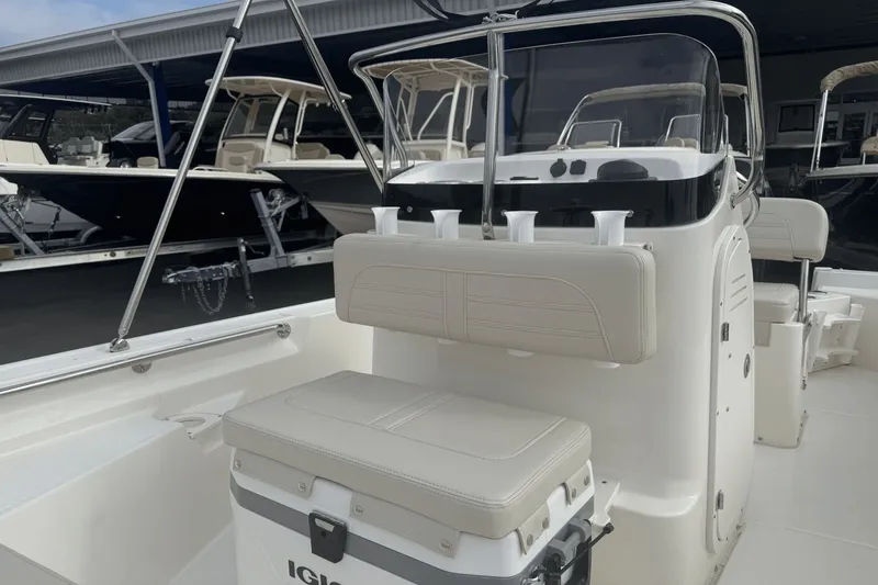 Slide: The Image of Boston Whaler 150 Montauk 2025 - 7