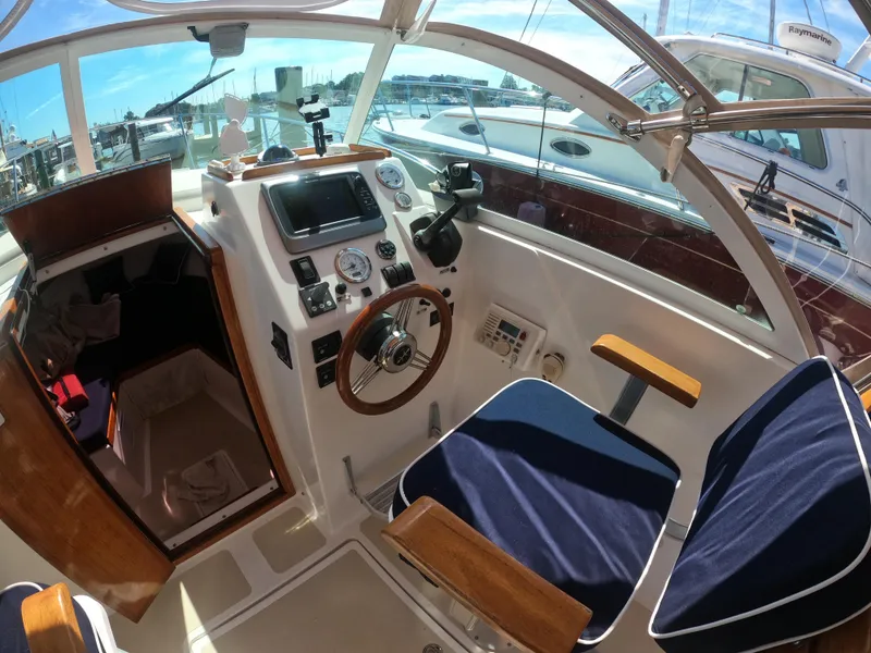Slide: The Image of 2005 Hunt Yachts Surfhunter 25 cockpit with steering wheel and navigation instruments. - 9