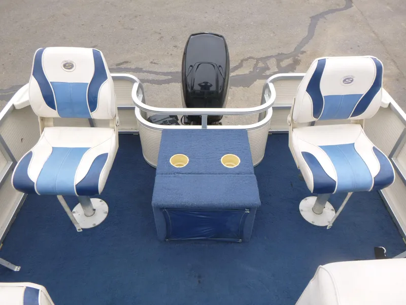 Slide: The Image of 2000 Smoker Craft 818 4-Point boat interior with blue and white seating. - 10