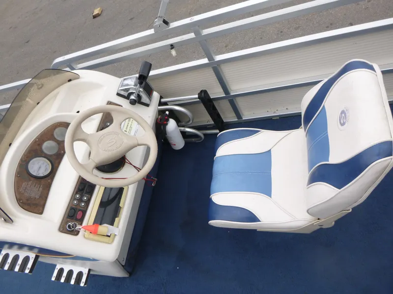Slide: The Image of 2000 Smoker Craft 818 4-Point boat interior with steering wheel and blue-white seat. - 7
