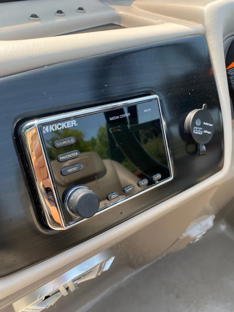 Slide: The Image of Kicker media center in 2018 Bennington 25 GCW boat dashboard. - 14