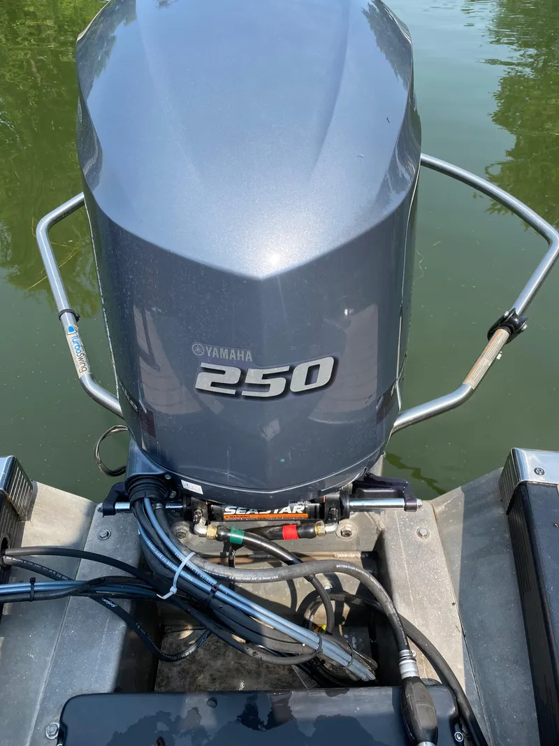 Slide: The Image of Yamaha 250 outboard motor on 2018 Bennington 25 GCW boat, viewed from above. - 18