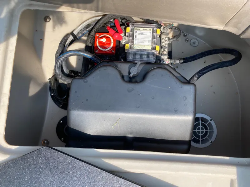 Slide: The Image of 2018 Bennington 25 GCW boat battery compartment with wiring and safety hub. - 20