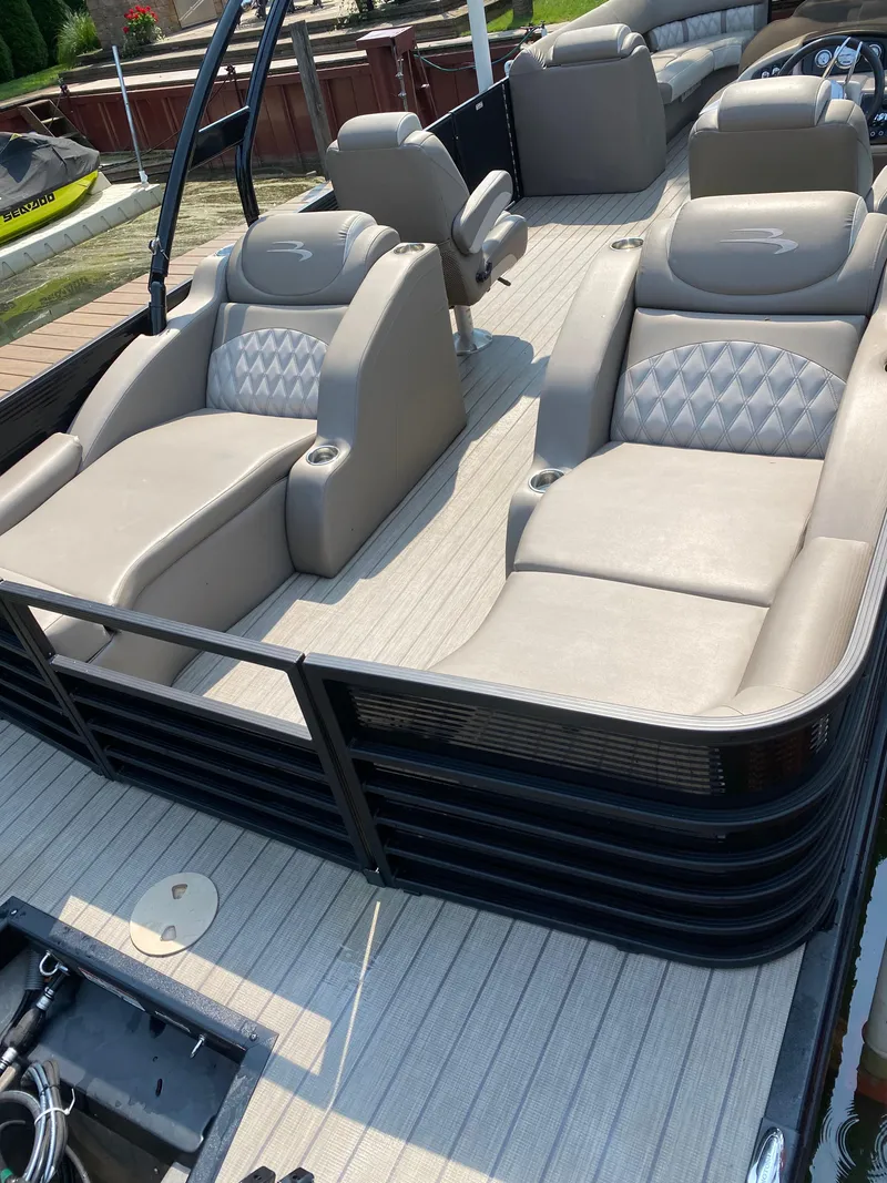 Slide: The Image of 2018 Bennington 25 GCW pontoon boat with luxurious seating and modern design. - 3