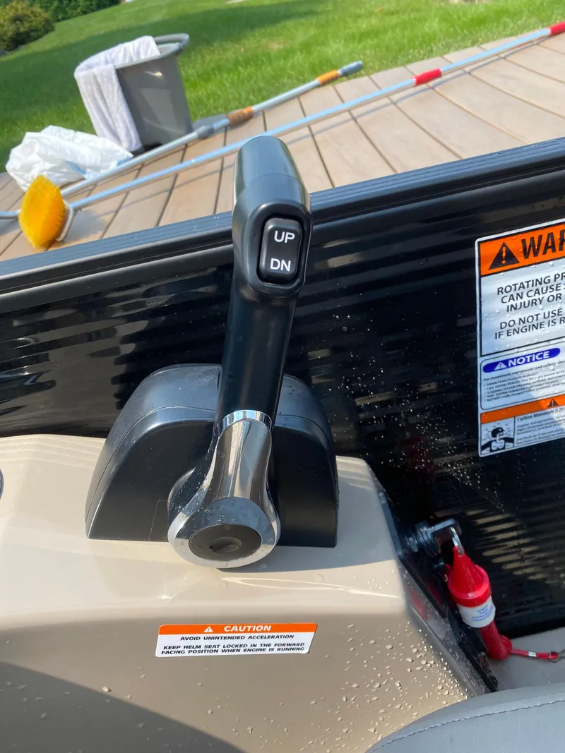 Slide: The Image of Throttle control lever on a 2018 Bennington 25 GCW boat, with caution labels visible. - 6