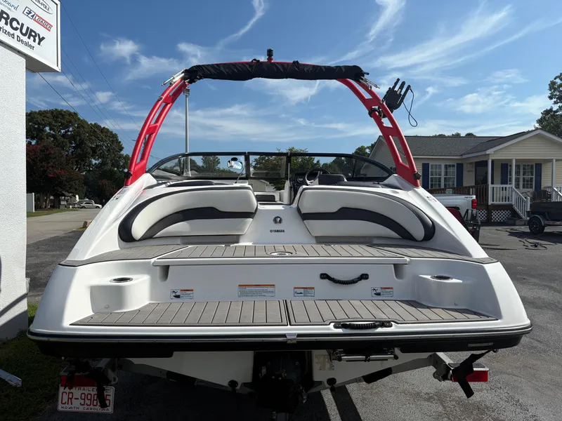 Slide: The Image of 2019 Yamaha Boats AR195 with red wakeboard tower, parked outdoors. - 7