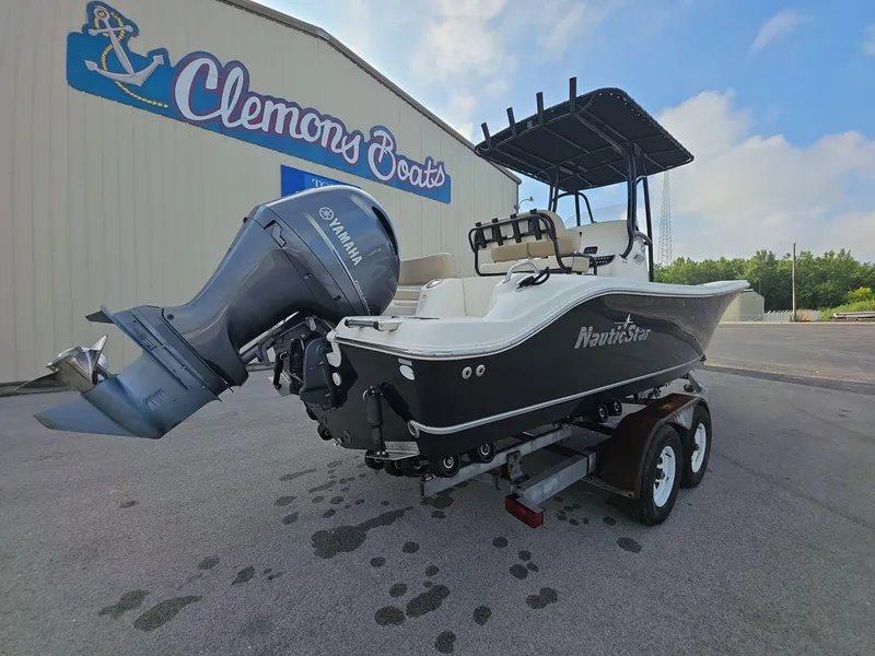 Slide: The Image of 2018 NauticStar 22 XS Offshore boat with Yamaha engine at Clemons Boats dealership. - 3