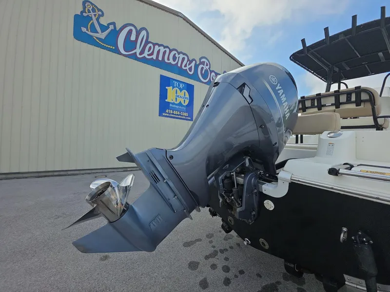 Slide: The Image of 2018 NauticStar 22 XS Offshore with Yamaha outboard at Clemons Boats dealership. - 5