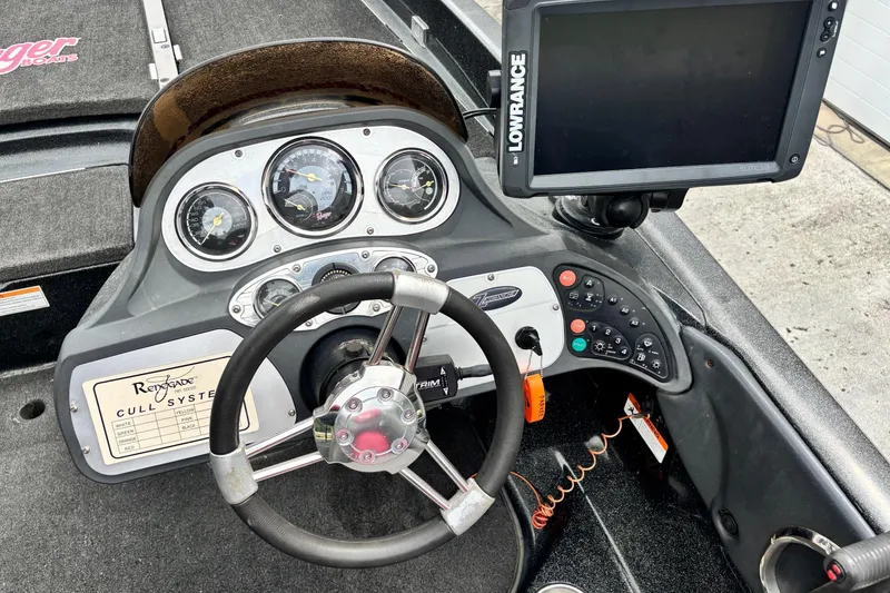 Slide: The Image of 2006 Ranger Z19 Comanche boat dashboard with steering wheel and Lowrance display. - 8