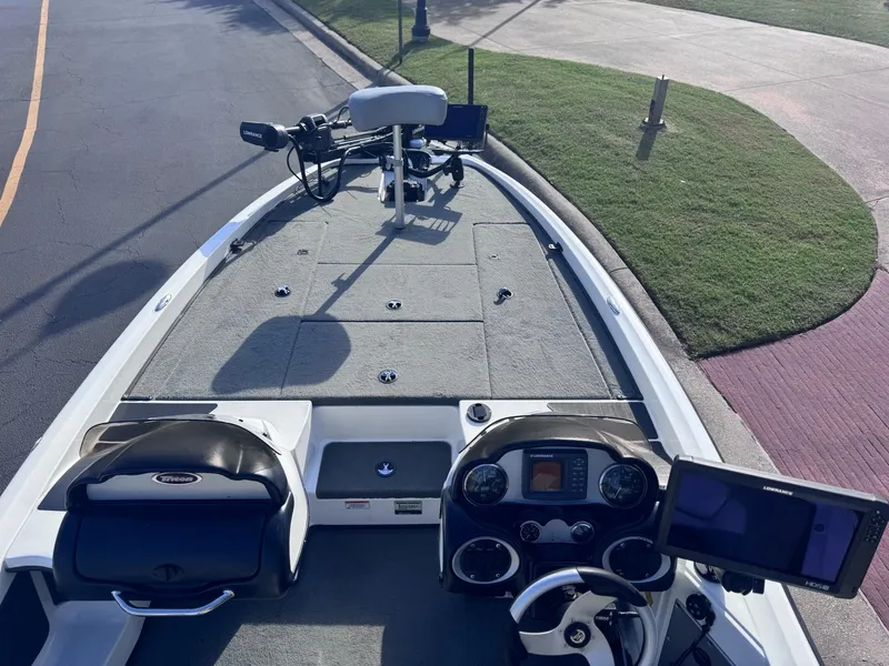 Slide: The Image of 2007 Triton Tr-20X HP DC boat interior with steering console and navigation equipment. - 4