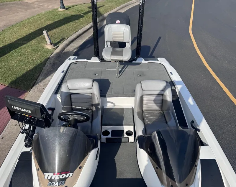 Slide: The Image of 2007 Triton Tr-20X HP DC boat interior with seats and Lowrance electronics. - 6